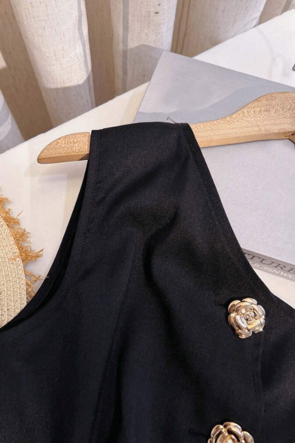 Blusa-Feminina-Modelo-Assimétrico-Preto-LOLINE-01100