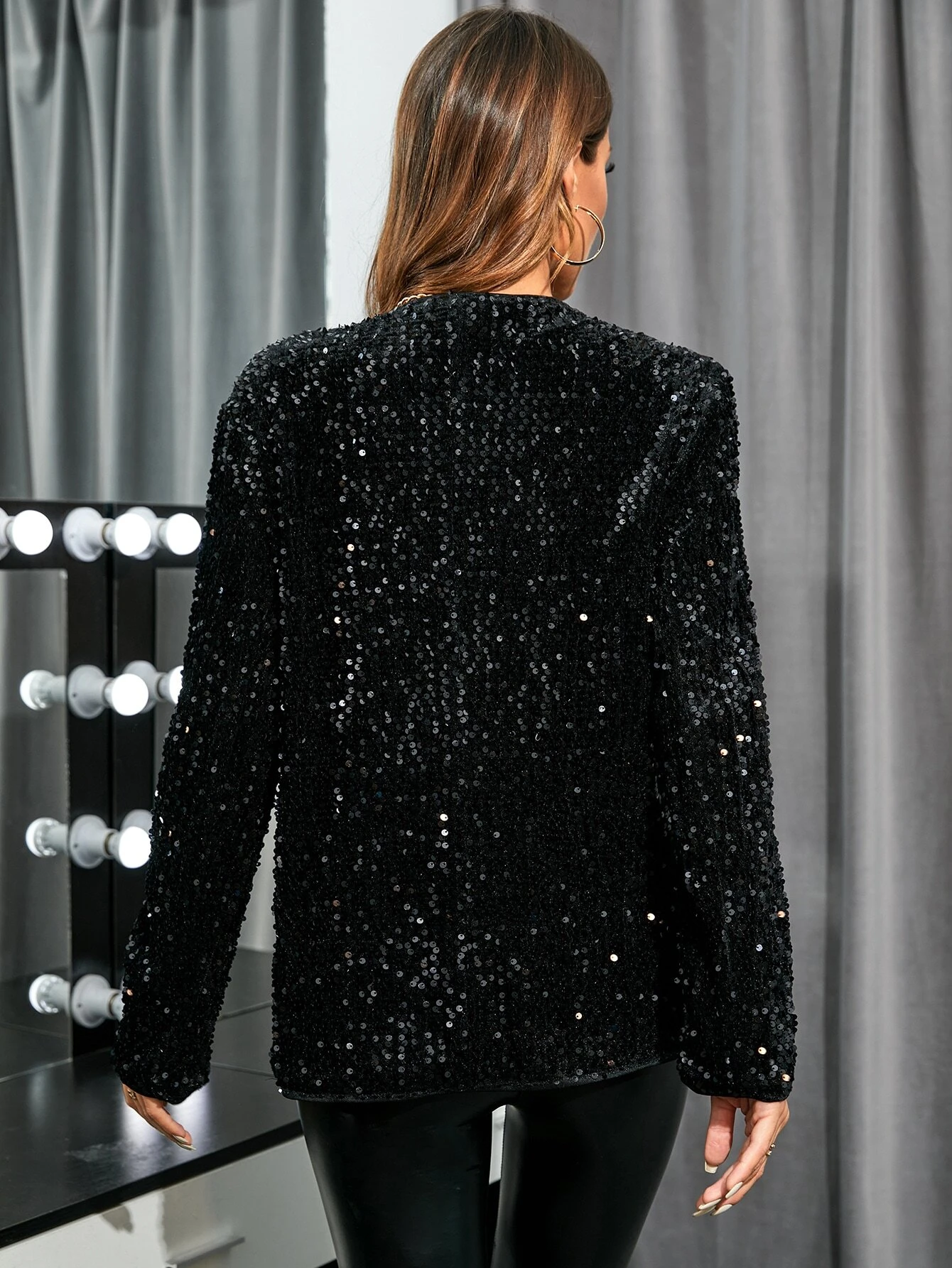 Casaco-Feminino-De-Paetes-Preto-Loline-02