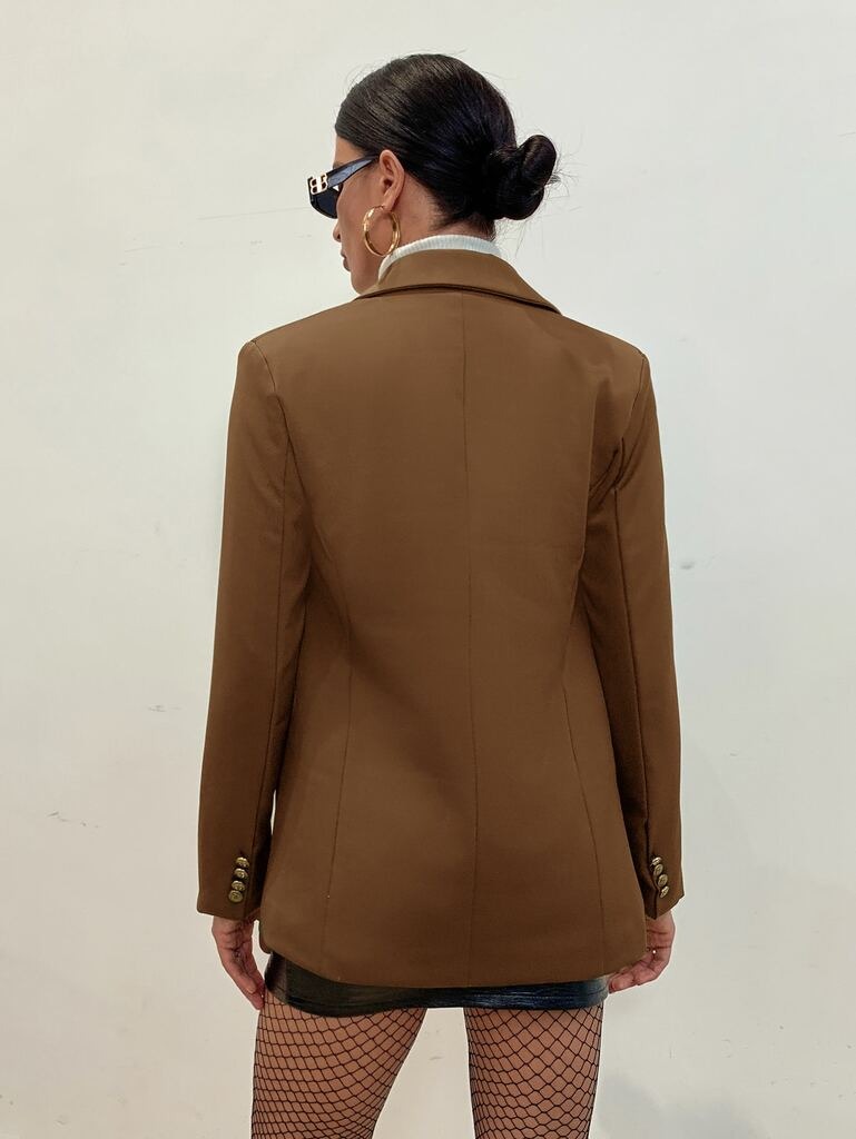 Blazer-Feminino-Gola-de-Xale-Abotoamento-Duplo-Marrom-loline-03