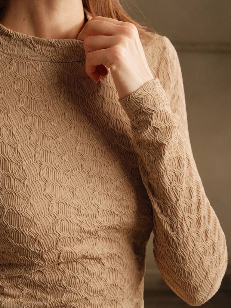 Blusa-Feminina-Manga-Longa-Tricô-com-Bainha-Bege-loline-02