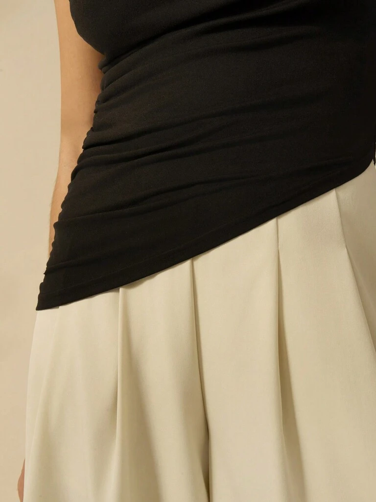 Blusa-Feminina-Preta-Assimetrica-de-Decote-Rebecca-loline-05