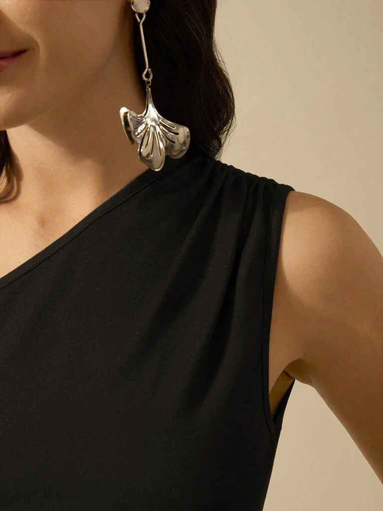 Blusa-Feminina-Preta-Assimetrica-de-Decote-Rebecca-loline-06