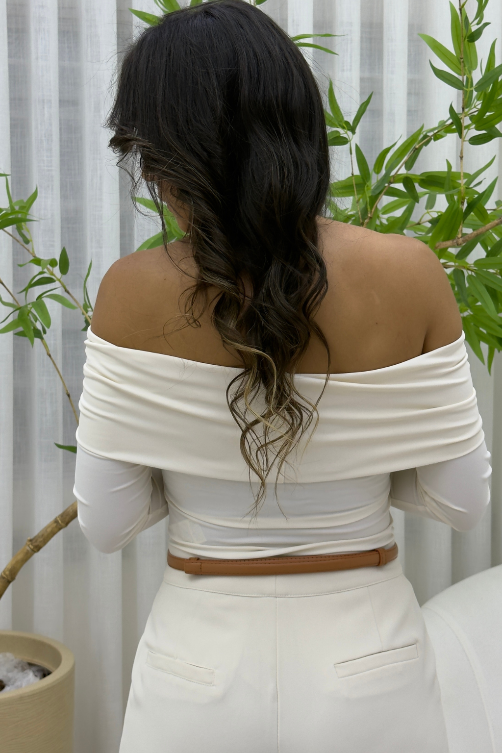 Body-Am_lie-Manga-Longa-Com-Ombros-Abertos-e-N_-Bege-LOLINE-016688