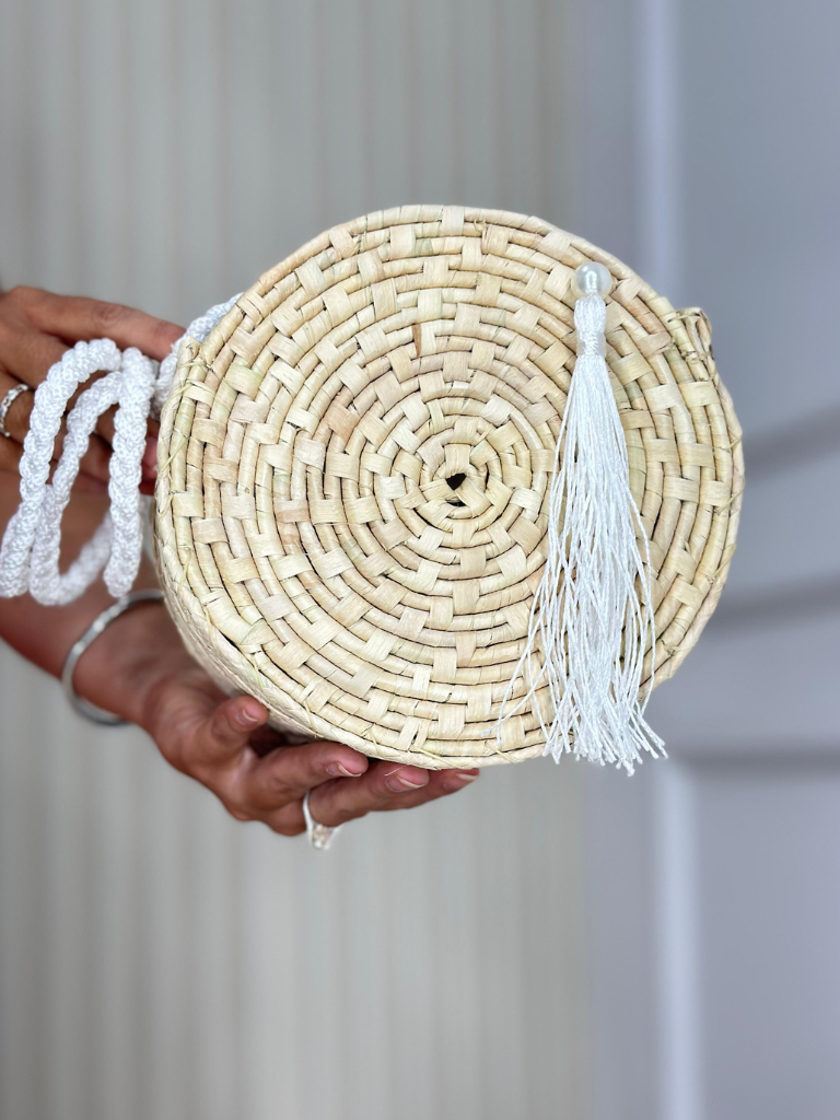 Bolsa-de-Palha-Saquinho-com-Pingente-Lirio-LOLINE-62