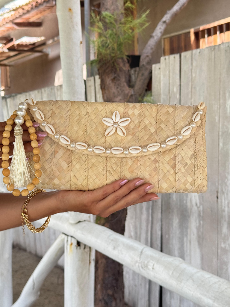 Carteira-de-Palha-Almandina-Alca-de-Mao-Bege-LOLINE-75