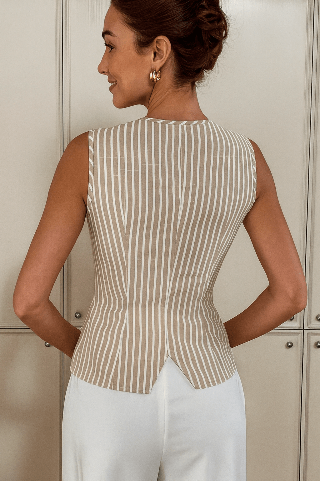 Colete-Feminino-Janaína-Listras-e-Botões-na-Frente-Bege-LOLINE-012