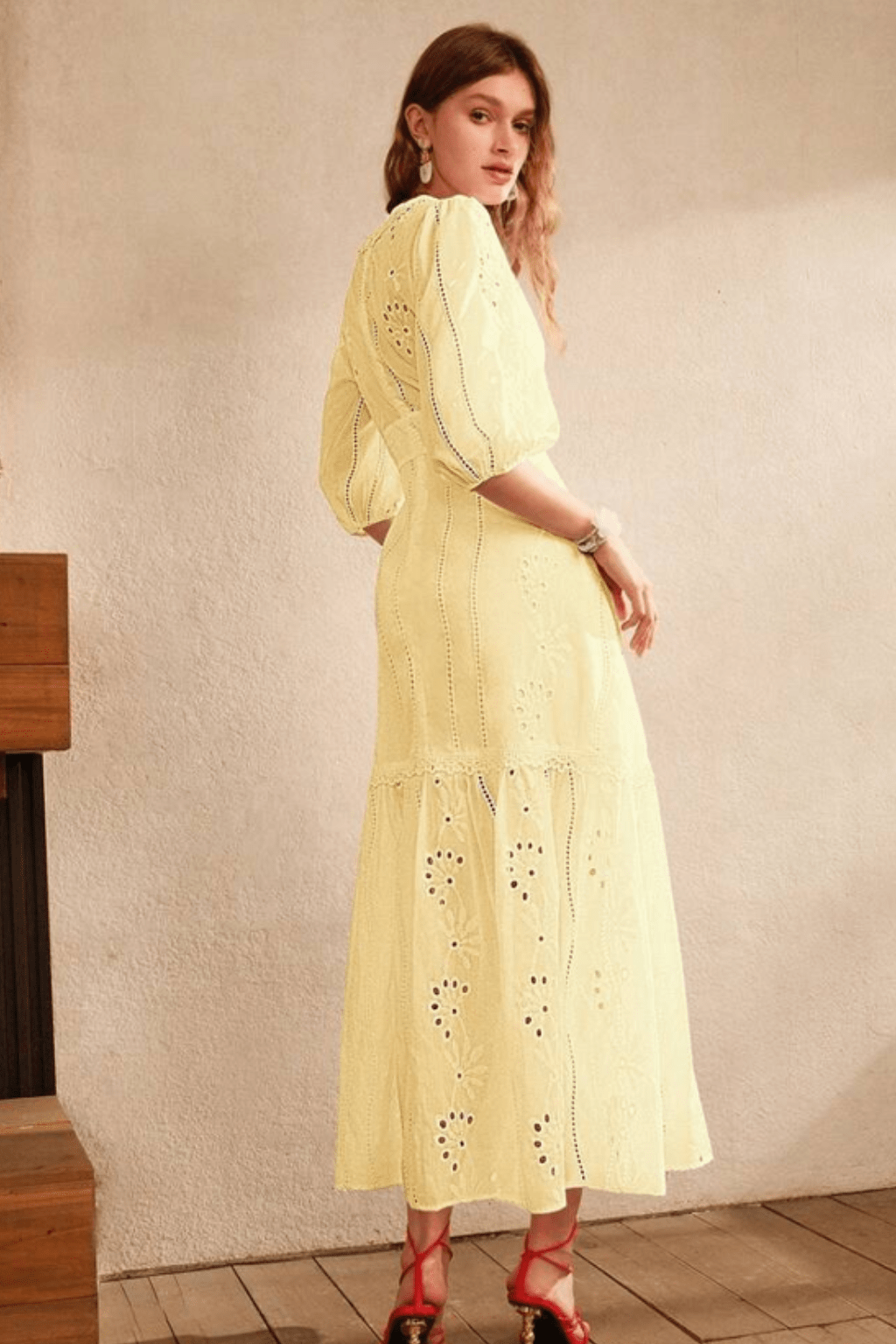 Vestido-Amarelo-Manteiga-Longo-Com-Renda-Decote-em-V-Loline-013