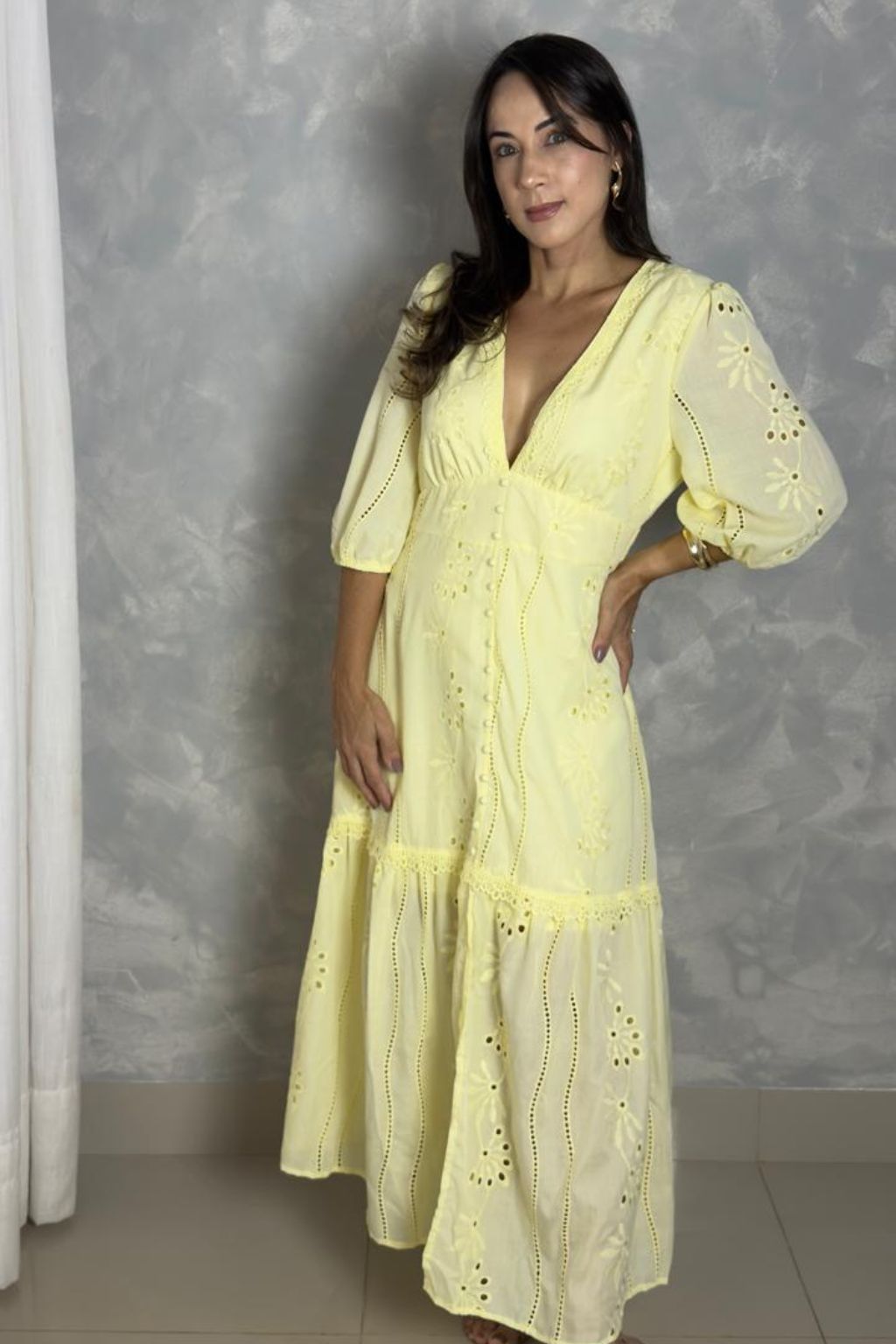 Vestido-Amarelo-Manteiga-Longo-Com-Renda-Decote-em-V-Loline-01311