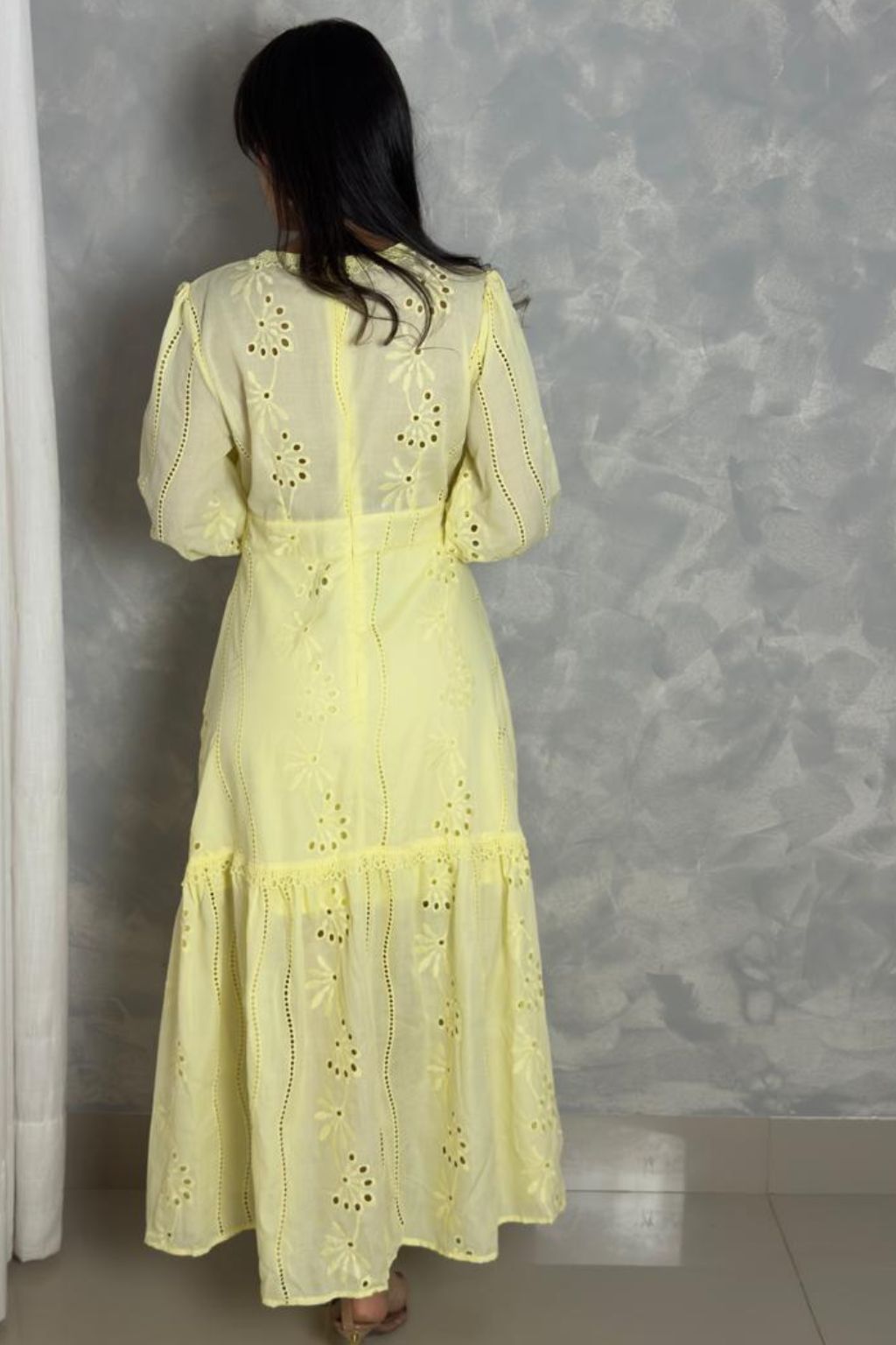Vestido-Amarelo-Manteiga-Longo-Com-Renda-Decote-em-V-Loline-0139