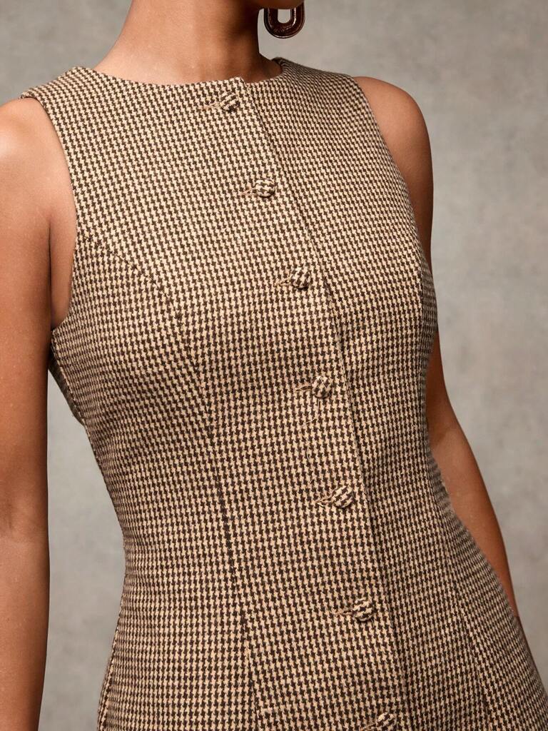 Vestido-Curto-Casual-Decote-Careca-Marrom-Cintia-LOLINE-06