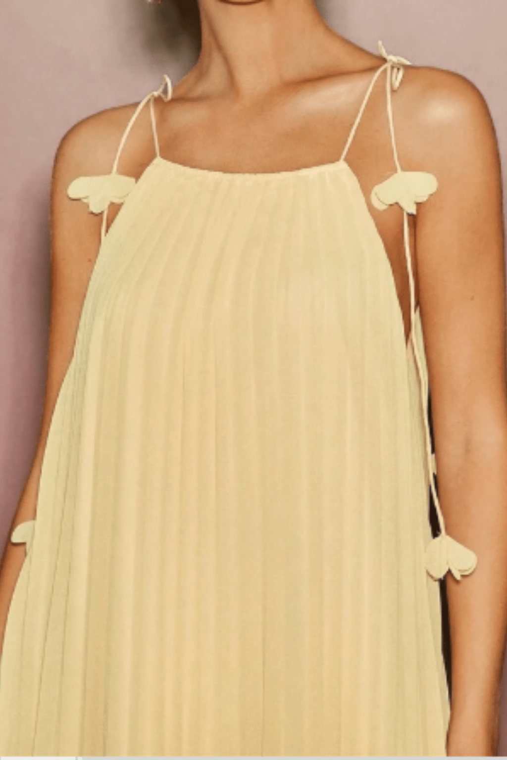 Vestido-Curto-Fiorella-Plissado-de-Chiffon-Amarelo-Manteiga-LOLINE-03