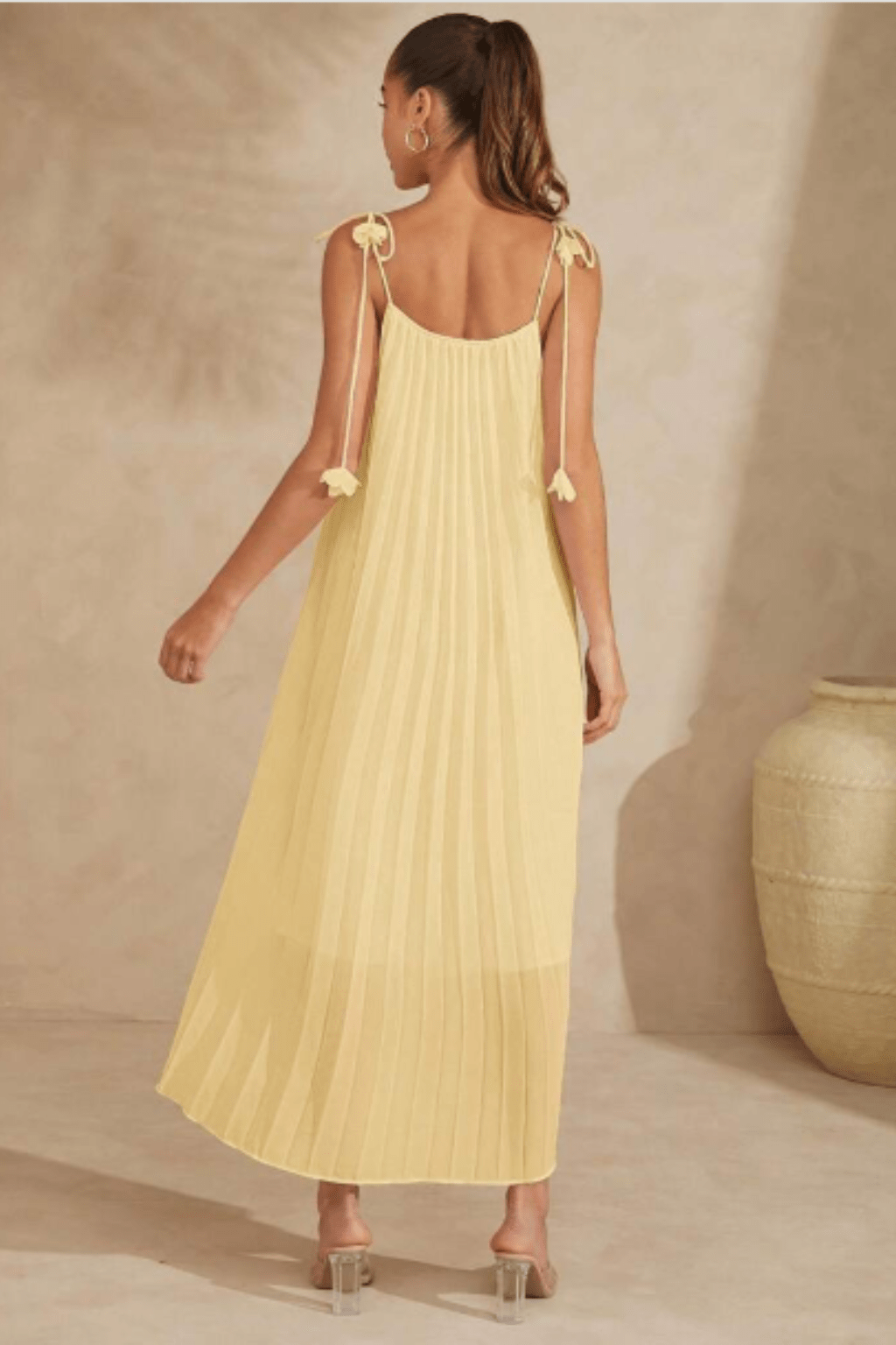 Vestido-Lorena-Plissado-Longo-Com-Amarração-Detalhe-em-Flor-Amarelo-Manteiga-LOLINE-02