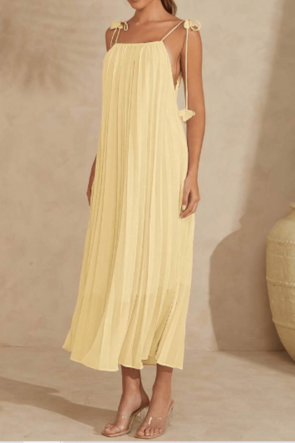 Vestido-Lorena-Plissado-Longo-Com-Amarração-Detalhe-em-Flor-Amarelo-Manteiga-LOLINE-03