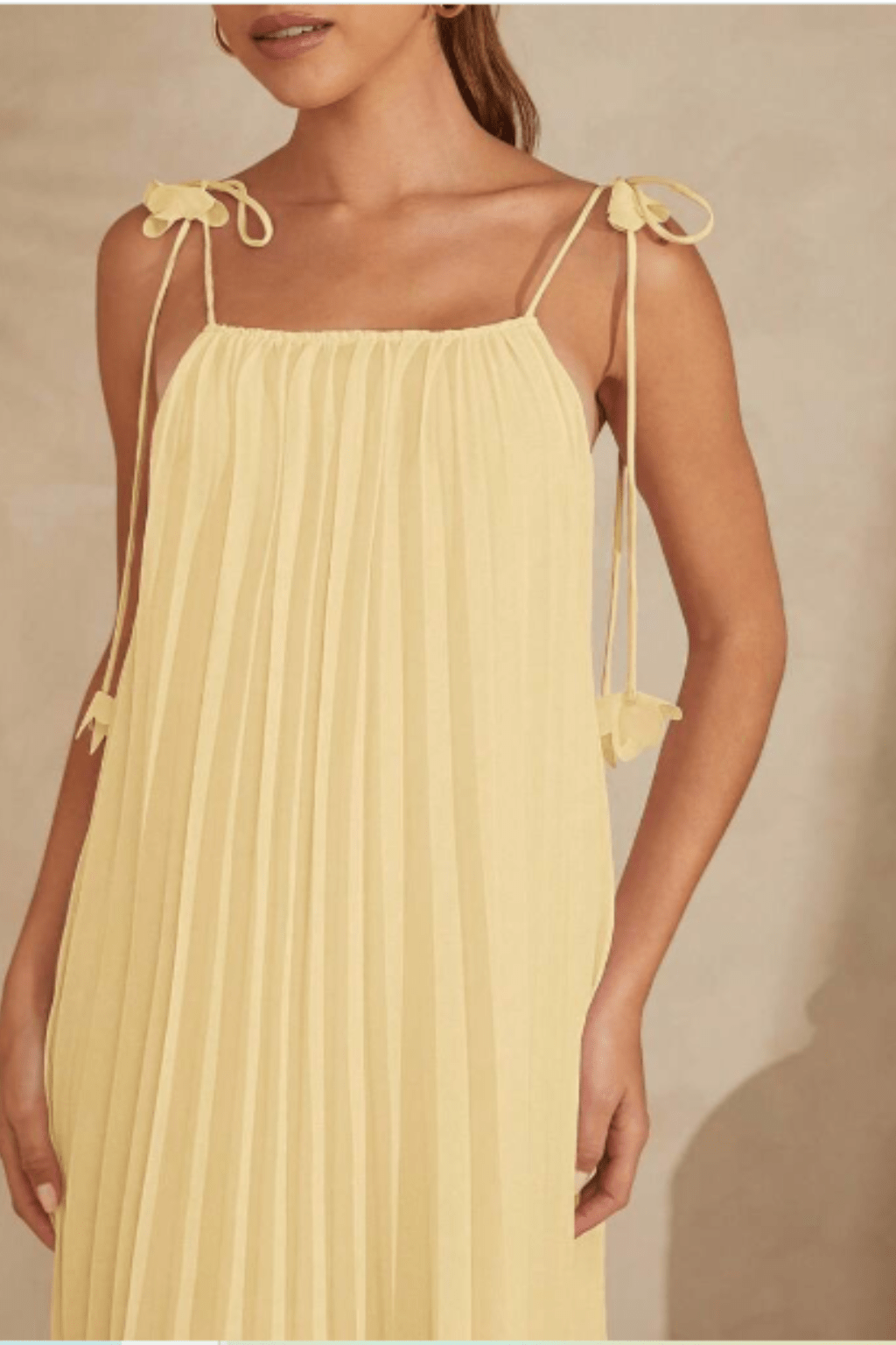 Vestido-Lorena-Plissado-Longo-Com-Amarração-Detalhe-em-Flor-Amarelo-Manteiga-LOLINE-04