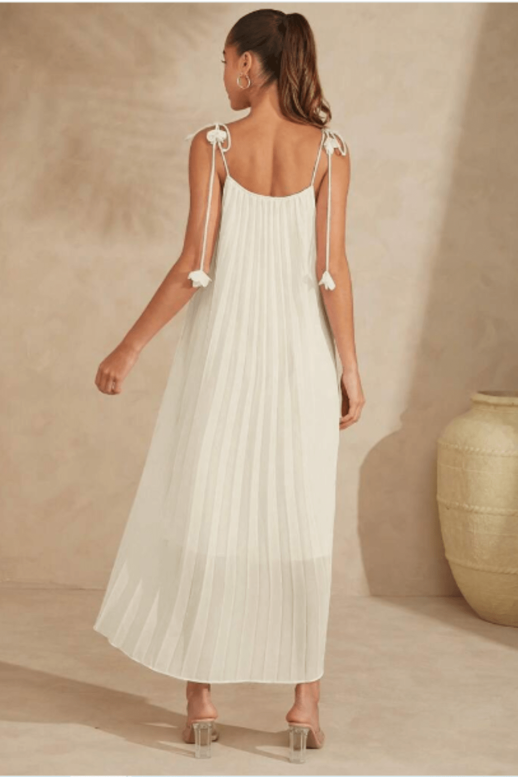 Vestido-Lorena-Plissado-Longo-Com-Amarração-Detalhe-em-Flor-Branco-LOLINE-02