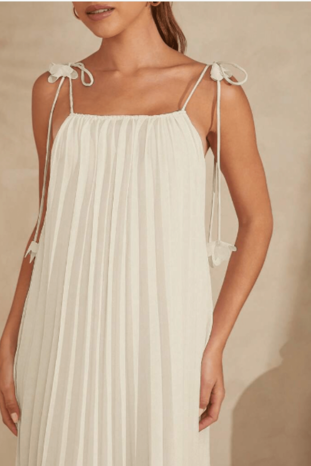 Vestido-Lorena-Plissado-Longo-Com-Amarração-Detalhe-em-Flor-Branco-LOLINE-04