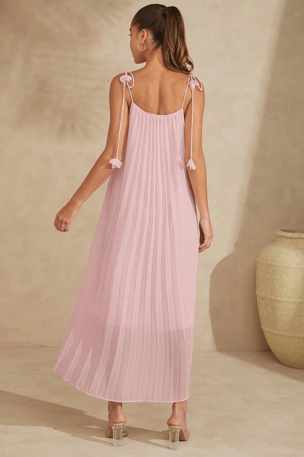 Vestido-Lorena-Plissado-Longo-Com-Amarração-Detalhe-em-Flor-Rosa-Bebê-LOLINE-03