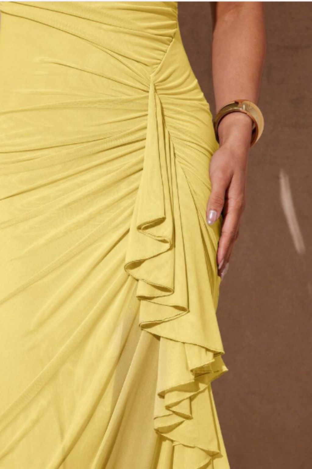 Vestido-Manon-Com-Babados-de-Manga-e-Fenda-Alta-Amarelo-LOLINE-03