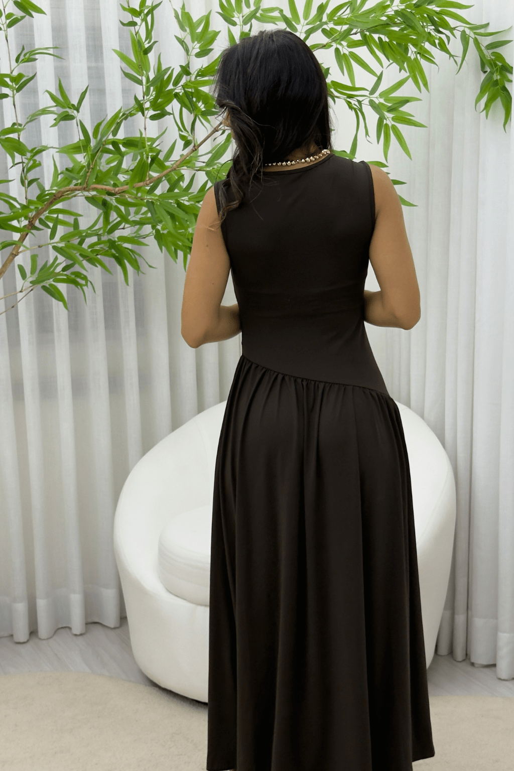 Vestido-Meline-Longo-Cintura-Franzida-Minimalista-Marrom-LOLINE-01127