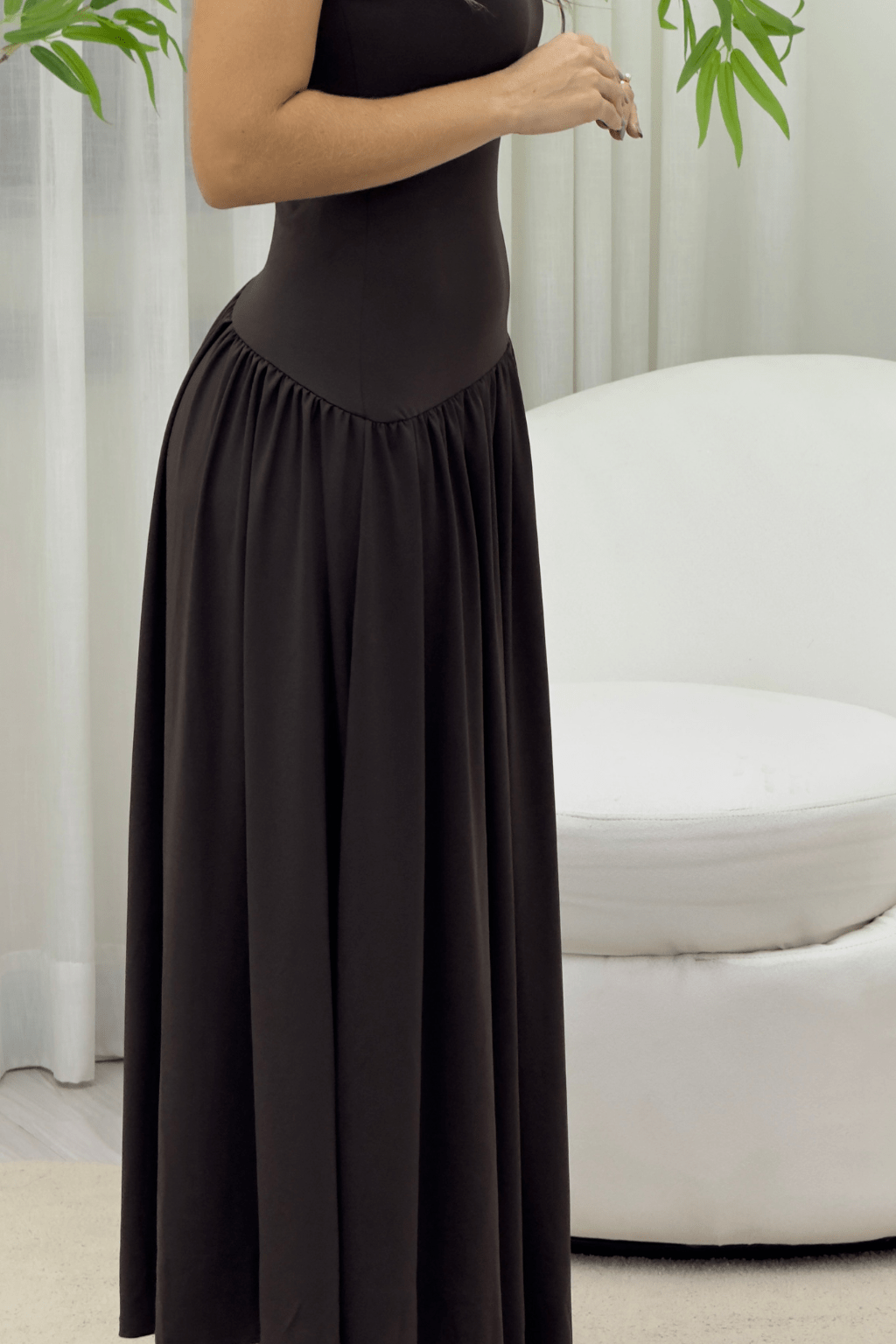 Vestido-Meline-Longo-Cintura-Franzida-Minimalista-Marrom-LOLINE-011277