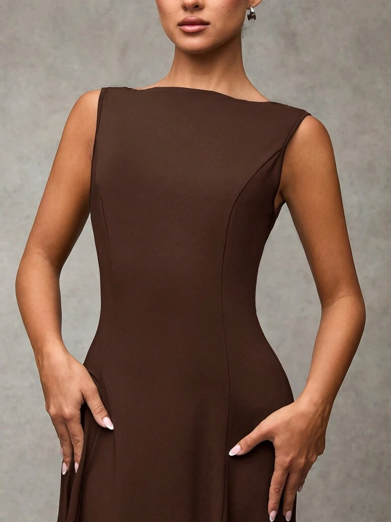 Vestido-Midi-Elegante-sem-Mangas-Cor-Cafe-Tereza-loline--05