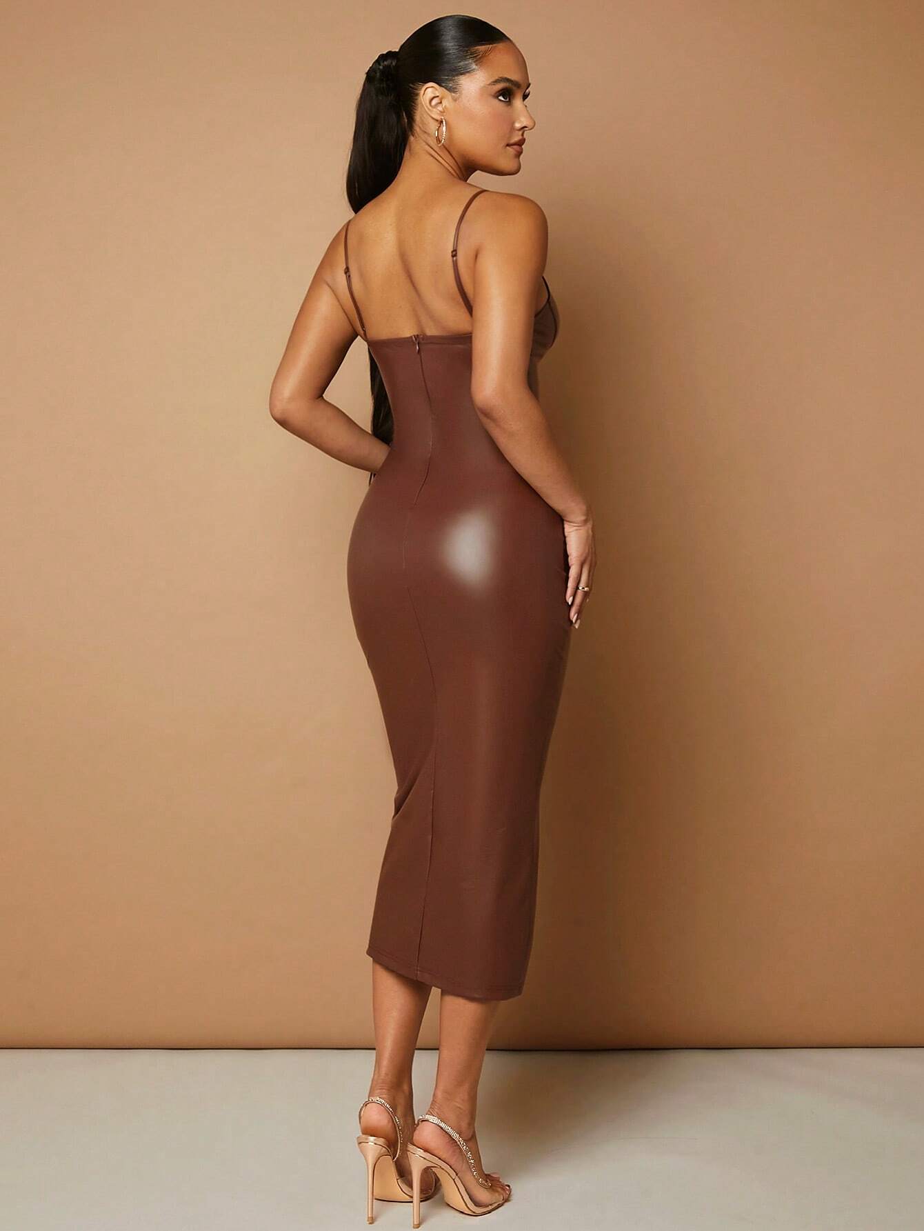 Vestido-Midi-Em-Couro-Marrom-Loline-08