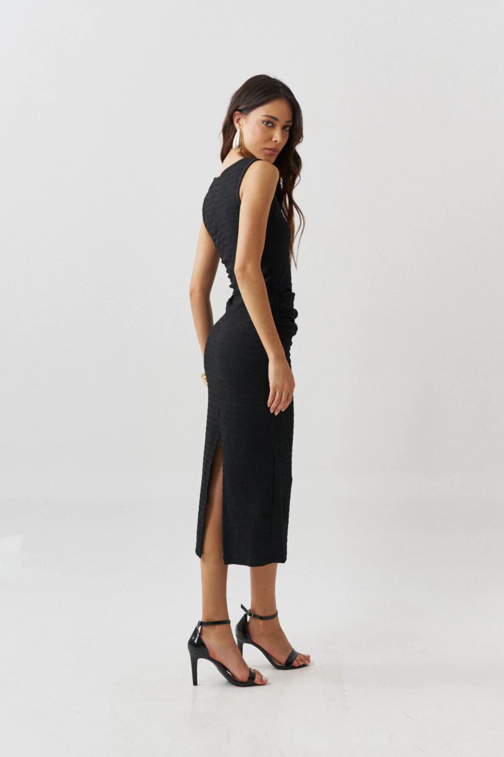 Vestido-Midi-Portofino-Canelado-com-Modelagem-Ajustada-LOLINE-01
12