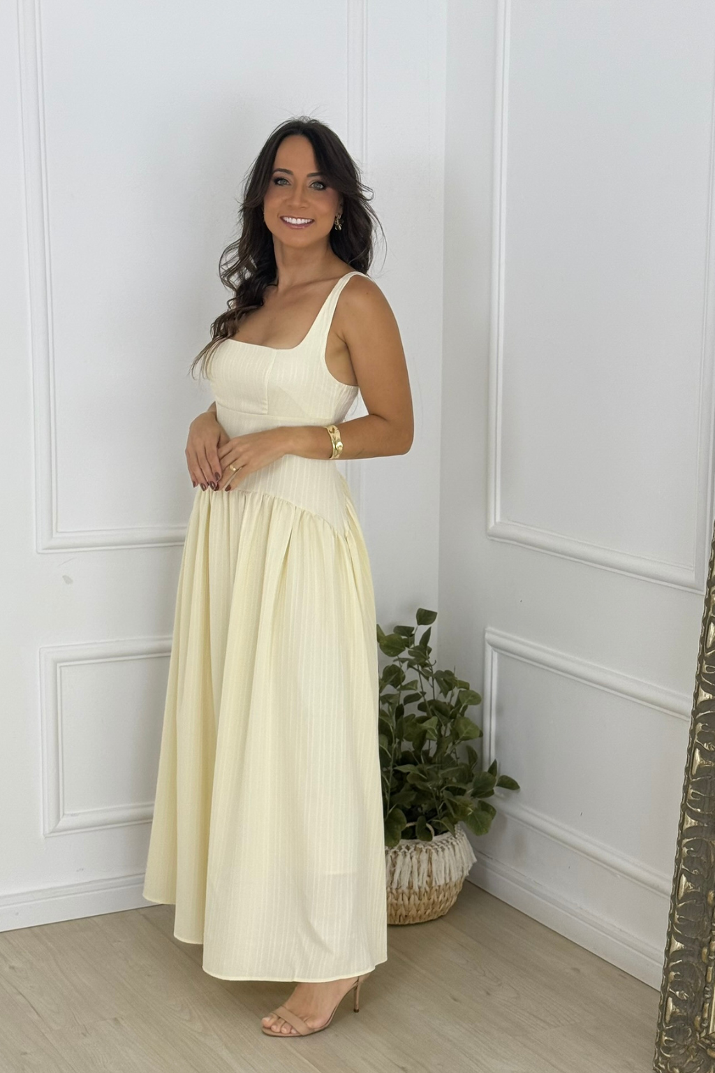 Vestido-Vivi-Decote-Quadrado-Plissado-Sem-Mangas-Amarelo-LOLINE-011