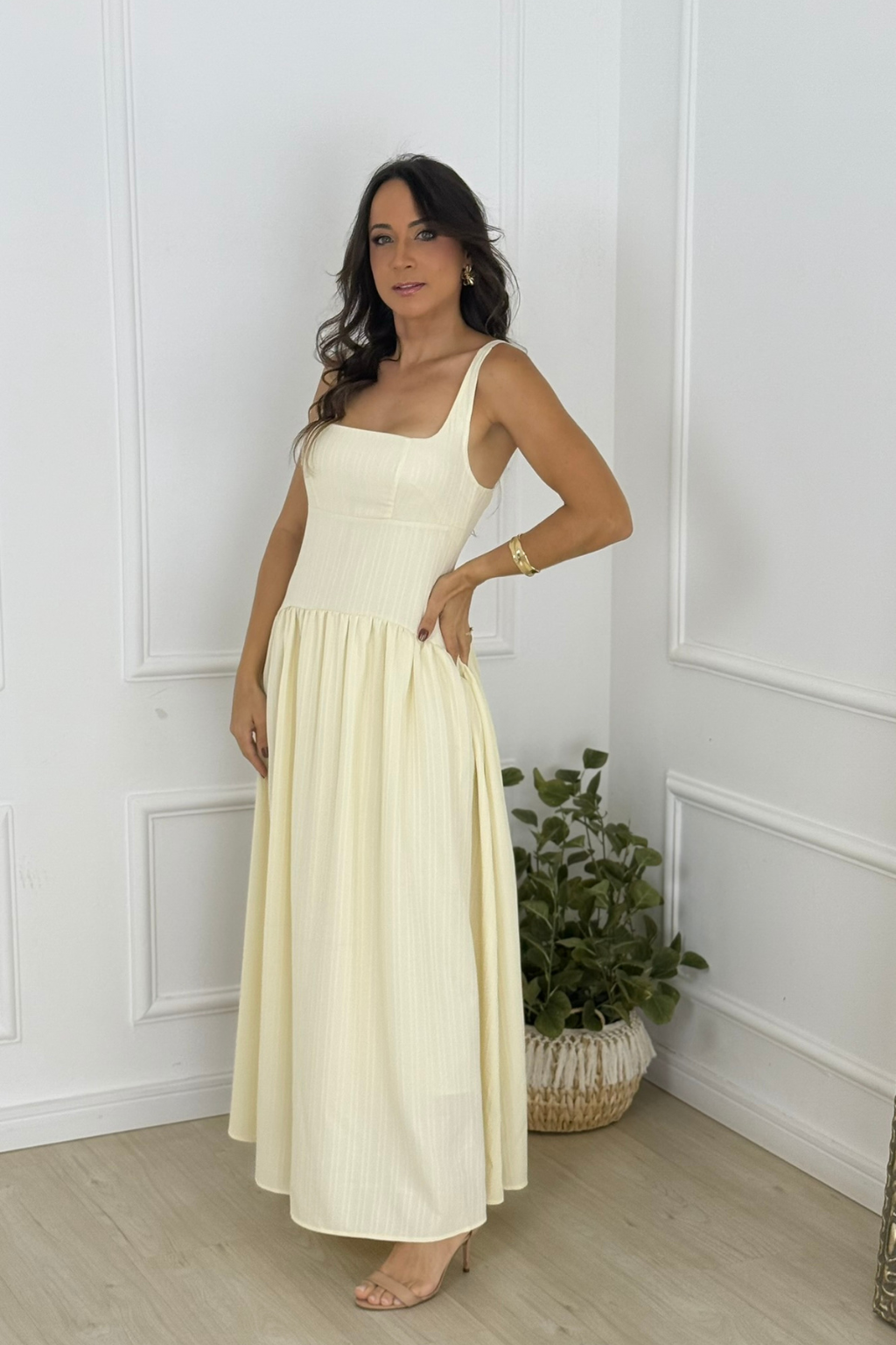 Vestido-Vivi-Decote-Quadrado-Plissado-Sem-Mangas-Amarelo-LOLINE-0167