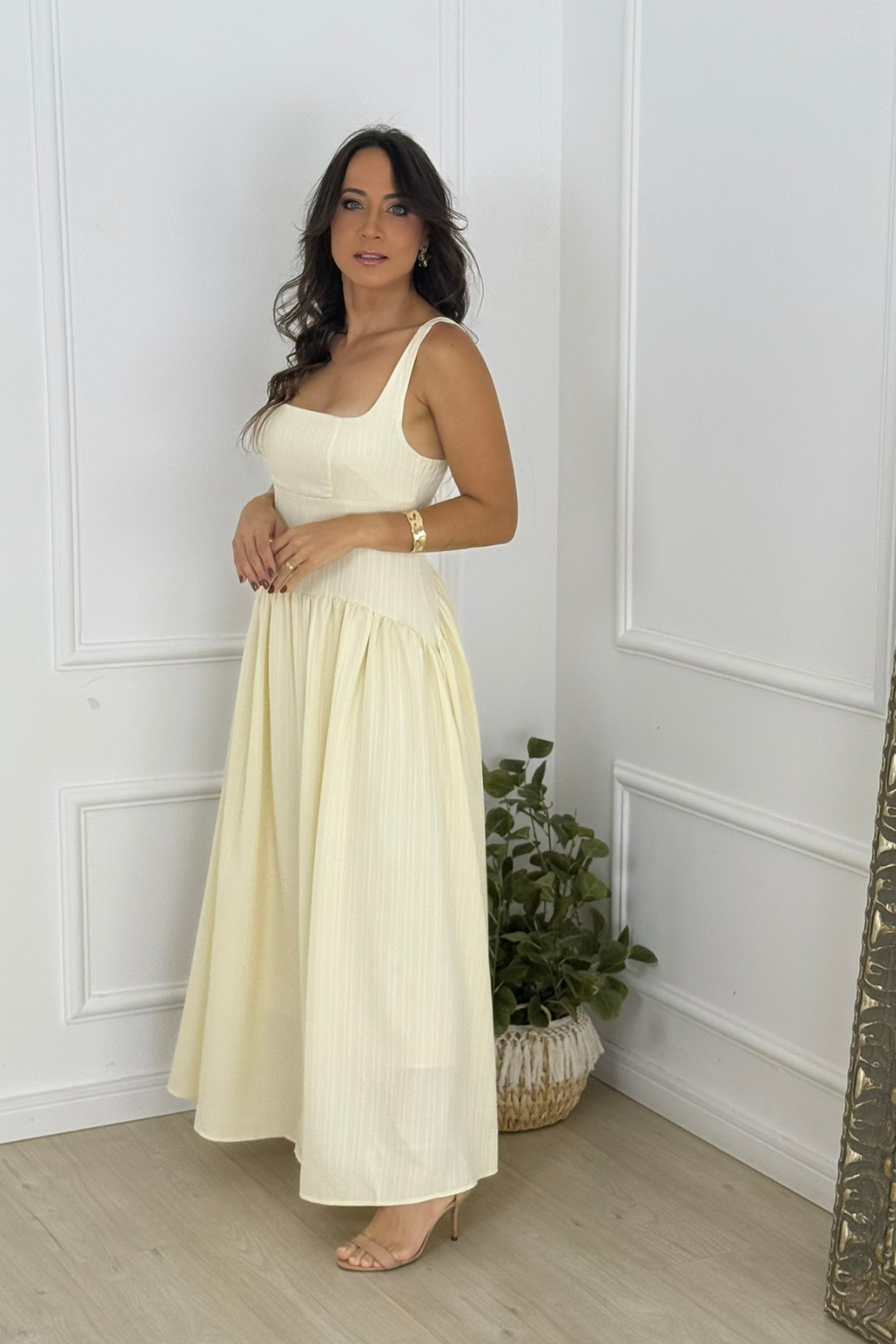 Vestido-Vivi-Decote-Quadrado-Plissado-Sem-Mangas-Amarelo-LOLINE-0188