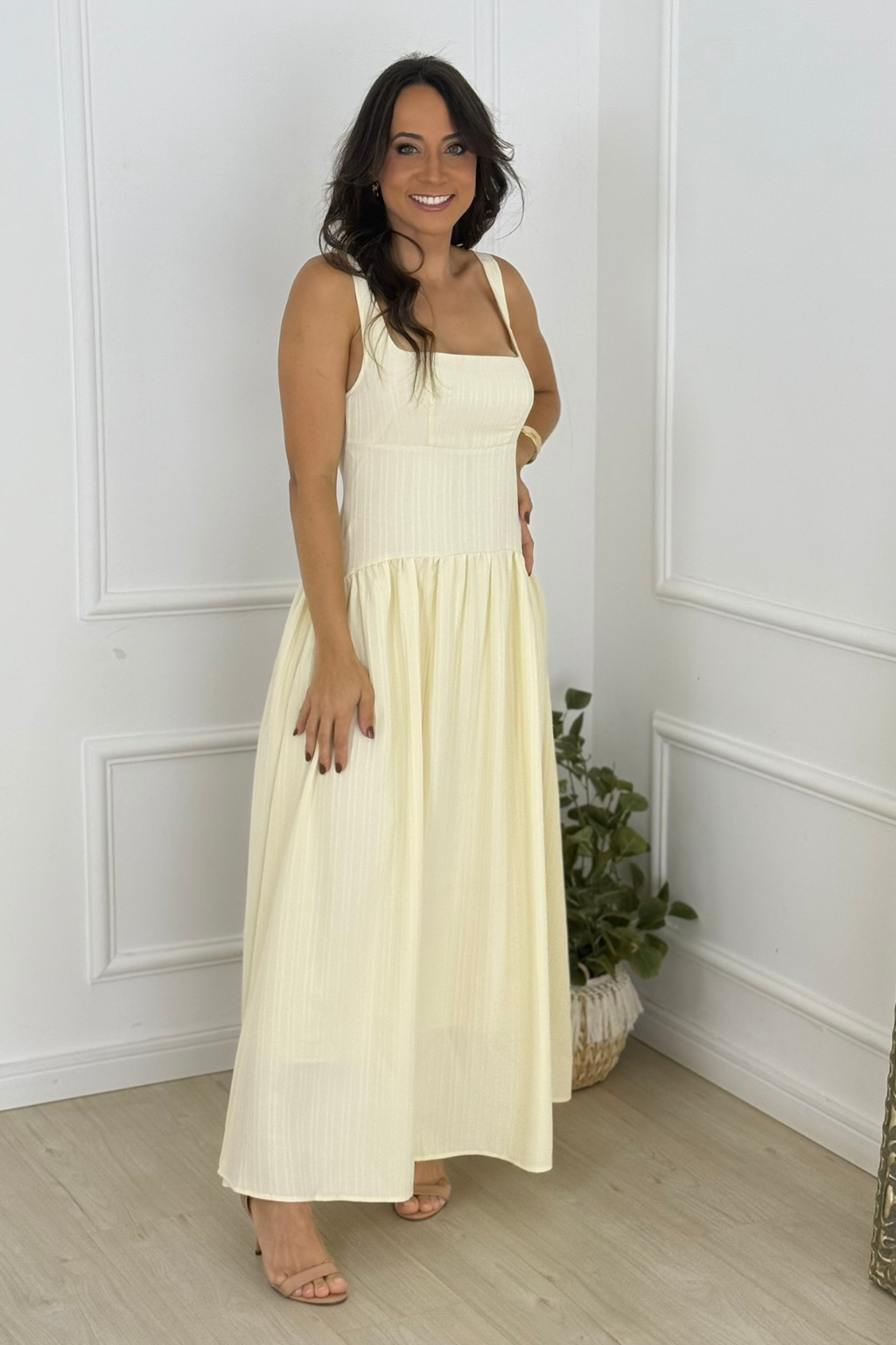 Vestido-Vivi-Decote-Quadrado-Plissado-Sem-Mangas-Amarelo-LOLINE-0189